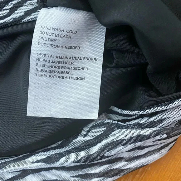 Elodie Gathered Tie Zebra Top NWT Cropped - Picture 4 of 8